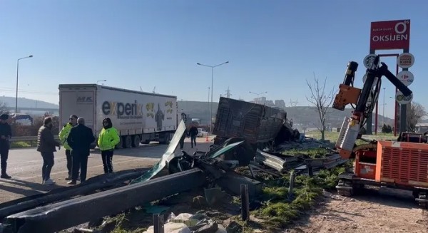 Bariyerlere saplandı! Kamyon kabininde can pazarı